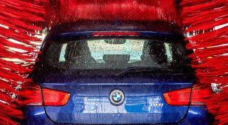 Schäden in der Waschanlage: Was jetzt für Autofahrer gilt