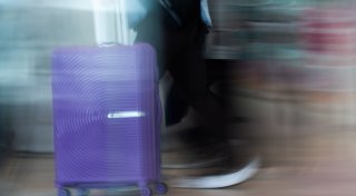 Neuseeländerin packt Kleinkind in Koffer - lebend entdeckt
