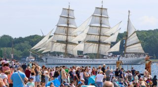 Rund 170.000 Menschen bei Windjammerparade in Kiel