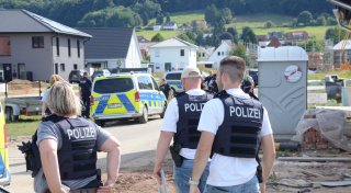 Schüsse auf ein Wohnhaus, „Radfahrerlähmung“ und gekaufte Meldedaten