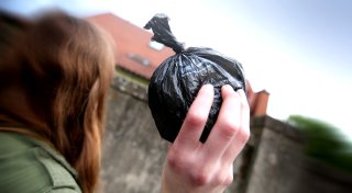 Familienstreit in Bad Oeynhausen eskaliert: Eierwürfe, Kotbeutel und Angriff mit dem Fahrrad