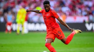 Bayerns Geburtstagskind Davies und ein erstaunter Kompany