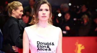 Neubauer trägt provokantes Kleid gegen Merz bei Berlinale