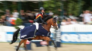 Freund und Freundin reiten in einer Woche zu Weltcup-Siegen