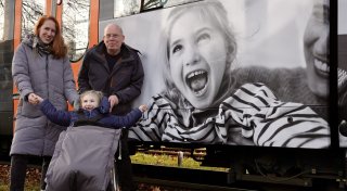 Frische Foto-Kunst von Veit Mette ziert Bielefelds bekannteste Stadtbahn