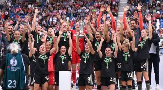 Viel Liebe für Lena Oberdorf bei Bayerns Supercup-Sieg