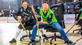 Mit Schläger und Bürostuhl - Eine besondere Meisterschaft