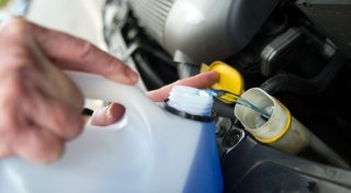 Frostschutz ins Wischwasser - so bleibt die Scheibe klar