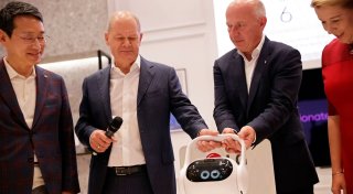 IFA 2024 geöffnet - Kanzler testet Haushaltsgeräte