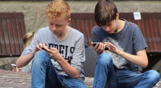 Kultusminister in Warburg: Medienkompetenz statt Handy-Nacken