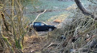 Auf Sommerreifen unterwegs: Auto eines 88-Jährigen überschlägt sich bei Höxter