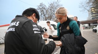 Fußballerinnen machen auf Gewalt gegen Frauen aufmerksam