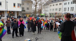 Queerer Flashmob vor dem Rathaus in Paderborn