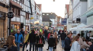 Sonntagsshopping beim Lübbecker Wurstmarkt lockt Besucher in die Innenstadt