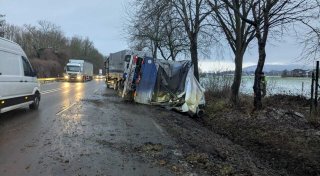 B482 bei Porta Westfalica: Lkw rutscht in den Straßengraben