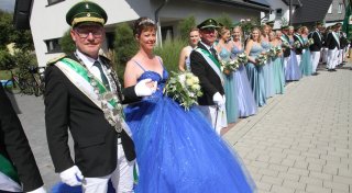 Königin verzaubert beim Schützenfest in Holsen in royalblauem Kleid