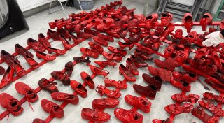 Kreis Minden-Lübbecke: Rote Schuhe gegen Femizide und Gewalt an Frauen