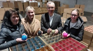 Tradition trifft in Warburg Innovation: Eine Million Christbaumkugeln fürs Weihnachtsfest