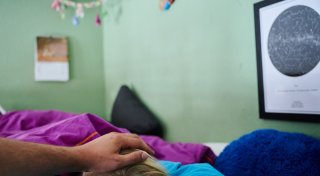 Mütter bleiben viel öfter für krankes Kind daheim als Väter