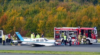 Flugunfall am Airport Paderborn: Schulmaschine setzt mit dem Bauch auf