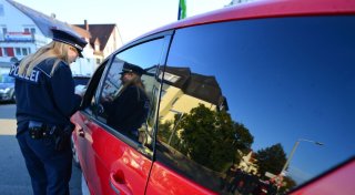 Wie kommt der digitale Fahrzeugschein in die App?