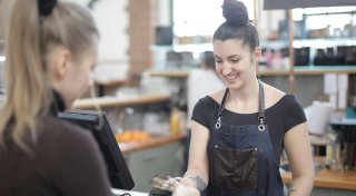 Keine Bargeldzahlung in Bäckerei in OWL: Müssen Geschäfte das anbieten?