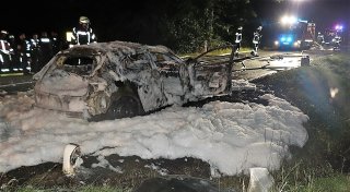 Autofahrer erleidet bei Fahrzeugbrand bei Beverungen schwerste Verbrennungen