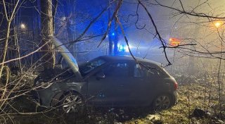 Verletzte in Bielefeld nach Frontalunfall - Audi wird in Wald geschleudert