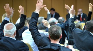 Verrohung im Bielefelder Rat: AfD-Anhänger droht Zuschauer Schläge an