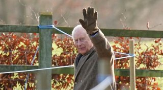 König Charles III. grüßt nach Kirchgang in Sandringham