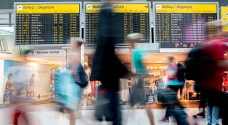 Straße gesperrt, Flug verpasst - Versicherungsschutz?