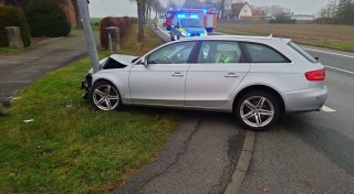 Auf der B252 bei Warburg: Audi erwischt Laterne statt Ausfahrt
