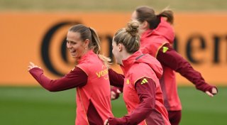 Beidfüßig und fix bei Handarbeiten: Klara Bühl