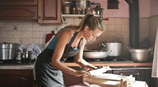 „Tradwife“-Trend auf Social Media: Was Eltern in Bünde wissen müssen