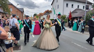 Königin strahlt beim Schützenfest in Dössel mit ihrem Lächeln