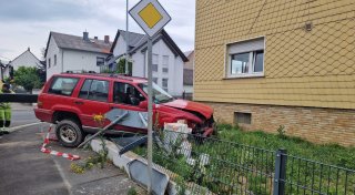 Geländewagen landet in Vorgarten