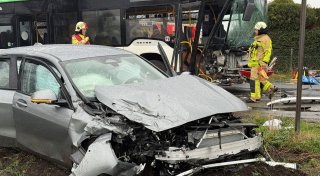 Bus prallt mit Auto zusammen - wohl viele Kinder betroffen