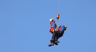 Leichtsinn am Berg: Mit dem Kleiderbügel im Steig