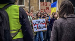 Drei Jahre Ukraine-Krieg: Mahnwache in Bielefeld zu „traurigem Jahrestag“