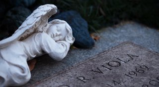 Bielefelder Grabstein mit rätselhaften Symbolen verschandelt - geht es wieder um Voodoo?
