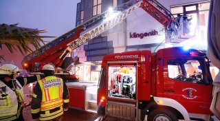 Einsatz in der Gütersloher Innenstadt: Leuchtreklame eines Modegeschäfts fängt Feuer