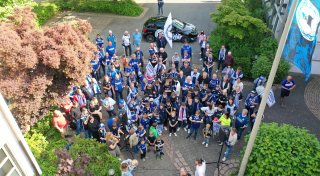 100 Arminia-Fans feiern ihren DSC bei spontaner Aktion vor dem Engeraner Rathaus