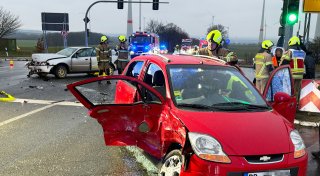 Vier Verletzte bei Zusammenstoß auf Kreuzung der B64 in Paderborn