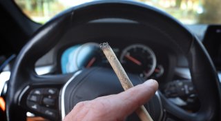 Unter Drogen und ohne Führerschein unterwegs