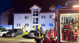 Feuer in Hövelhof: Acht Hausbewohner werden wegen Rauchgasinhalation untersucht