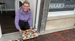 „Lego-Oma“ aus Hanau baut bunte Rampe für Friseursalon in Espelkamp