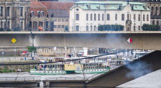 Arbeiten nach Brückeneinsturz - Elbe-Hochwasser droht