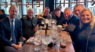 Ein Kaltgetränk mit Prinz William: Fußballfans unter sich