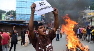 Häuser von Politikern in Nepal brennen - Regierungschef geht