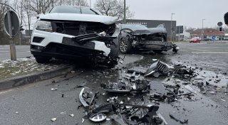 50.000 Euro Sachschaden bei Zusammenstoß: Zwei Verletzte bei Unfall in Bielefeld